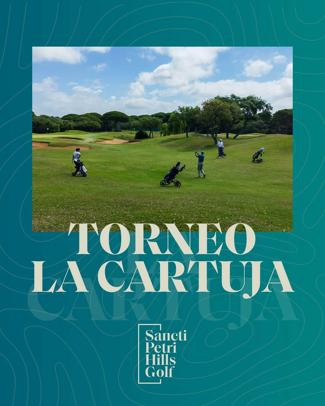 Golfistas recorriendo las calles durante el torneo Sancti Petri Hills La Cartuja
