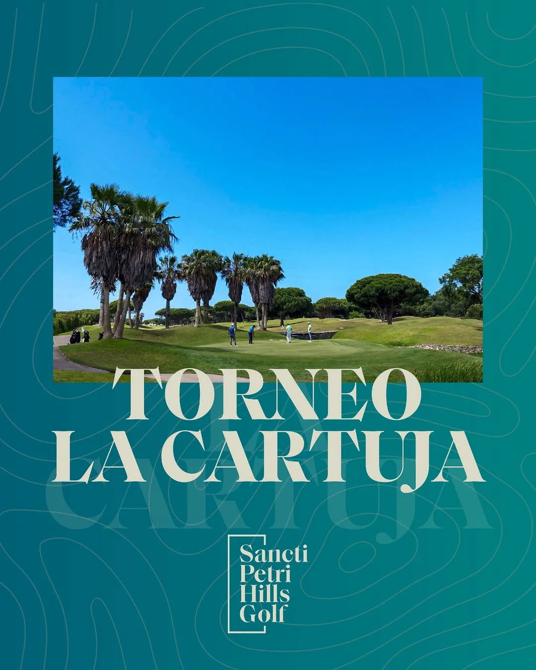 Golfistas en el green rodeado de palmeras en Sancti Petri Hills Golf