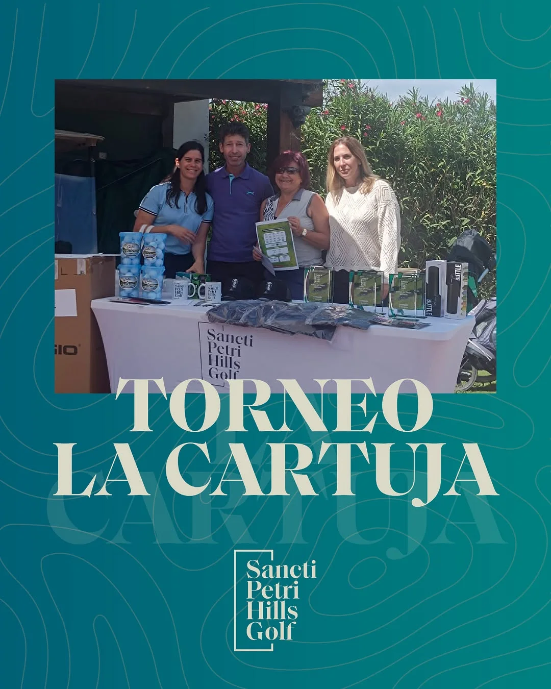 Equipo del club en la mesa de obsequios del torneo La Cartuja