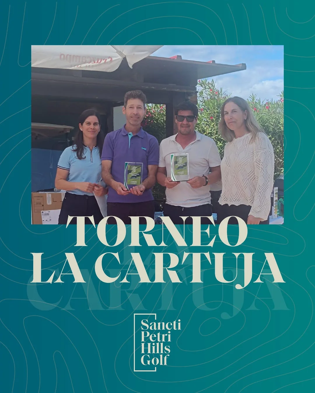 Ganadores con sus trofeos en la entrega de premios del torneo