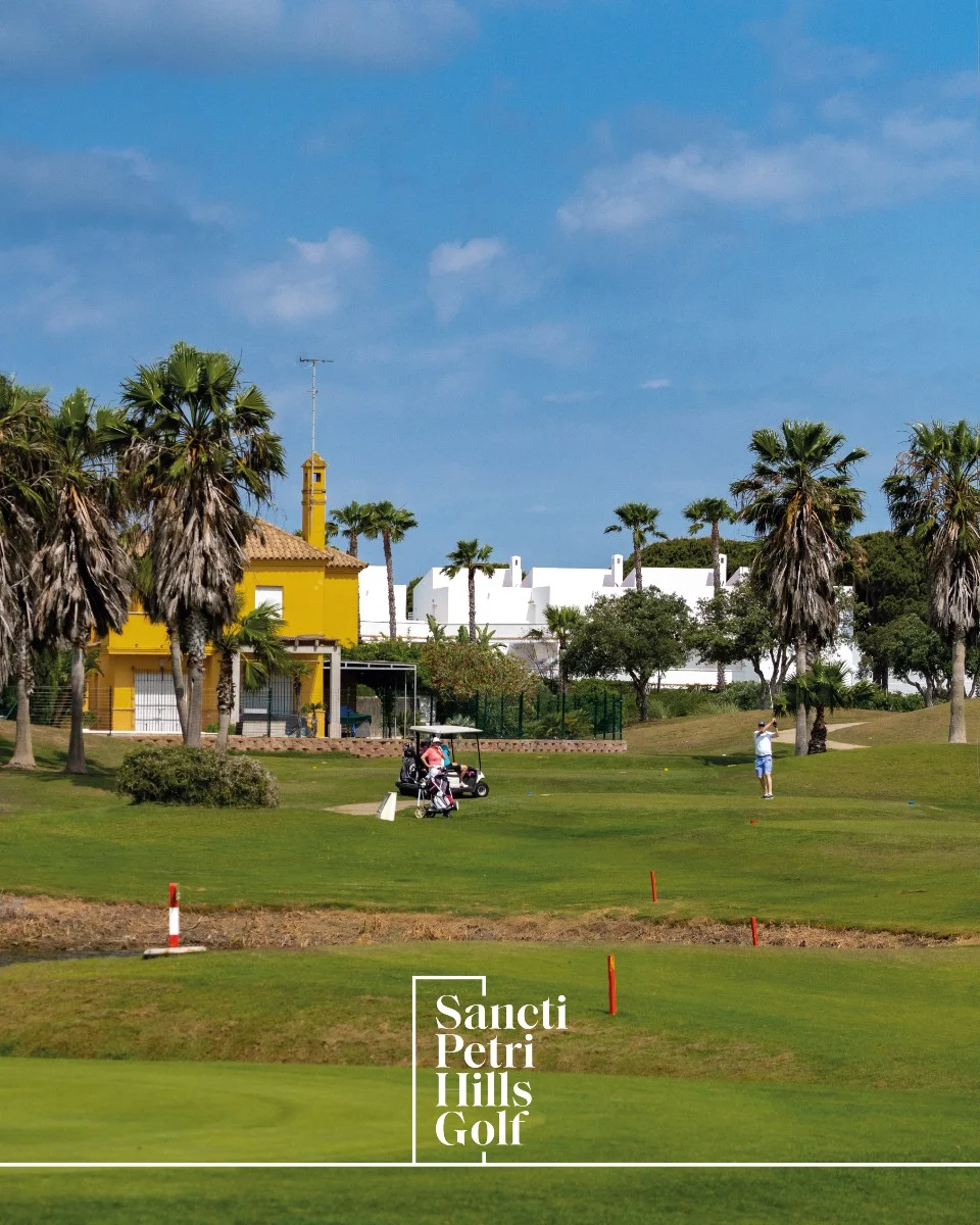 Golf en Chiclana 2026 en el campo de Sancti Petri Hills entre palmeras y buggy