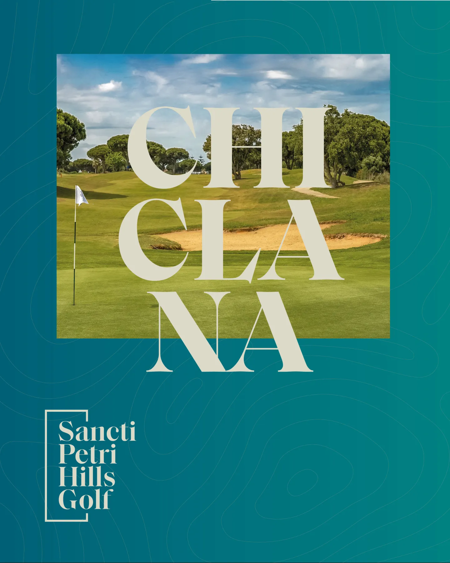 Campo de golf en Chiclana: green de Sancti Petri Hills con bandera entre pinares y el cartel de Chiclana