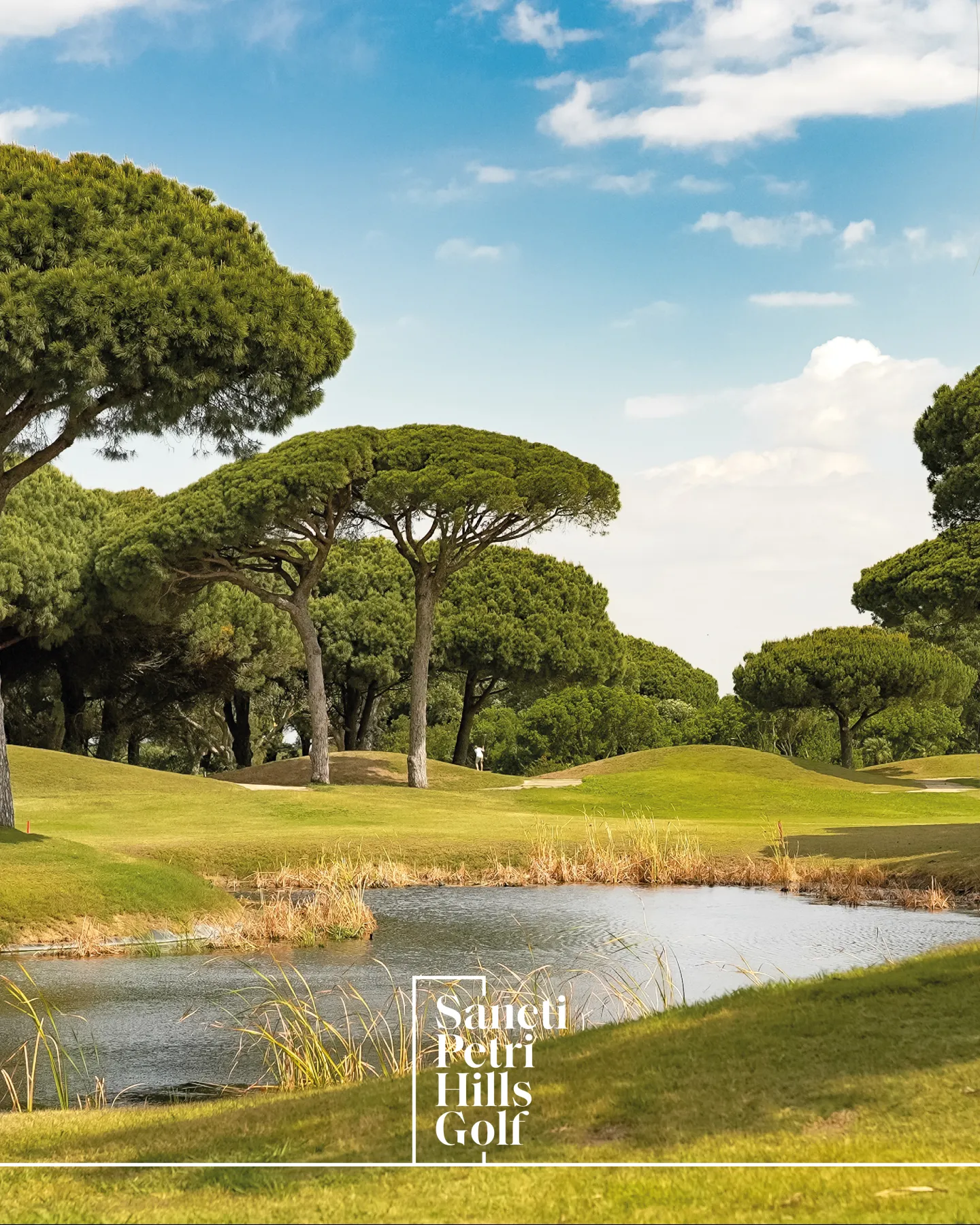 Fairway de Sancti Petri Hills entre pinos piñoneros y un lago, un campo de golf en Chiclana junto a La Barrosa