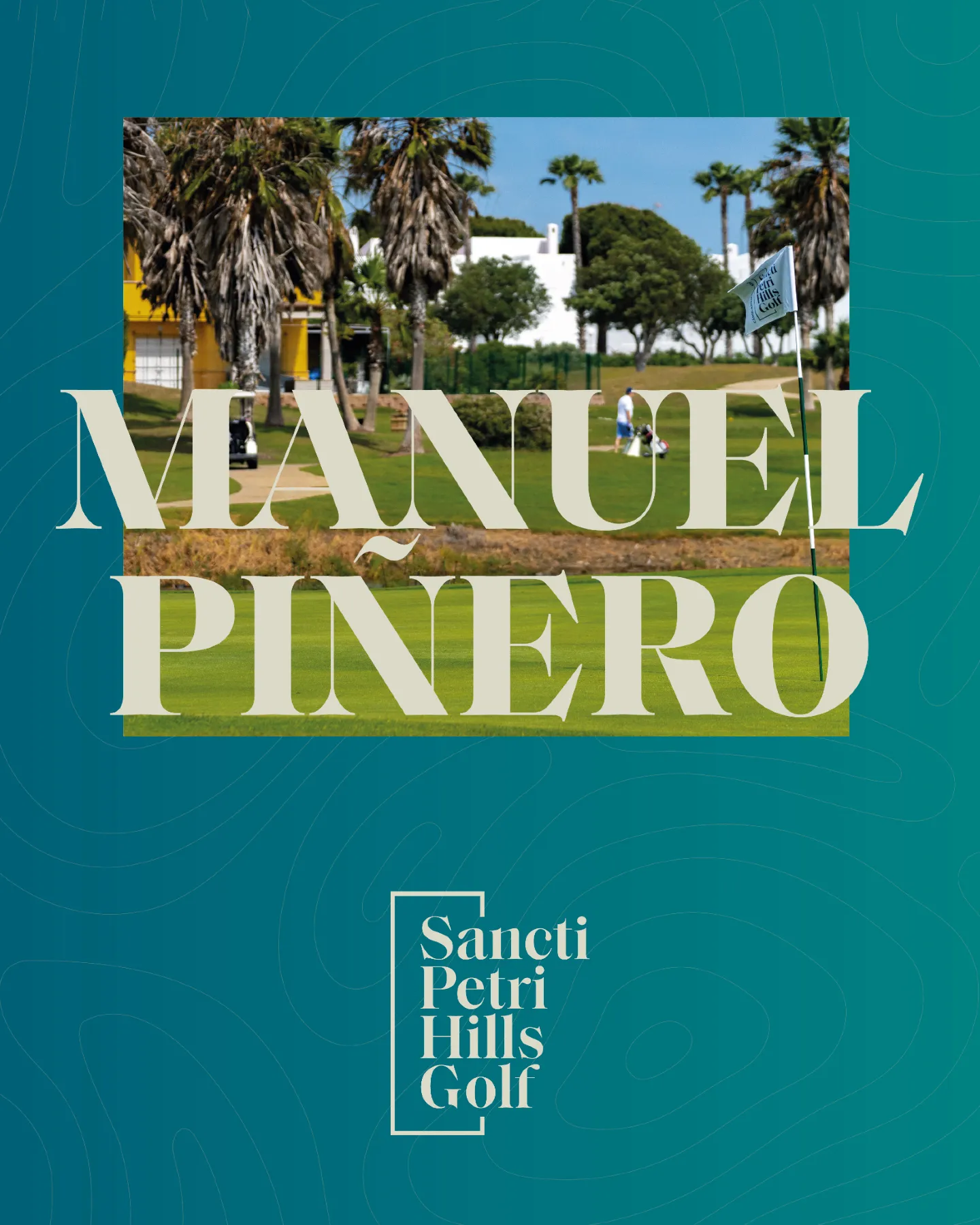 Campo de Manuel Piñero en Sancti Petri Hills Golf, con la bandera del club y el green entre palmeras y pinares de Chiclana