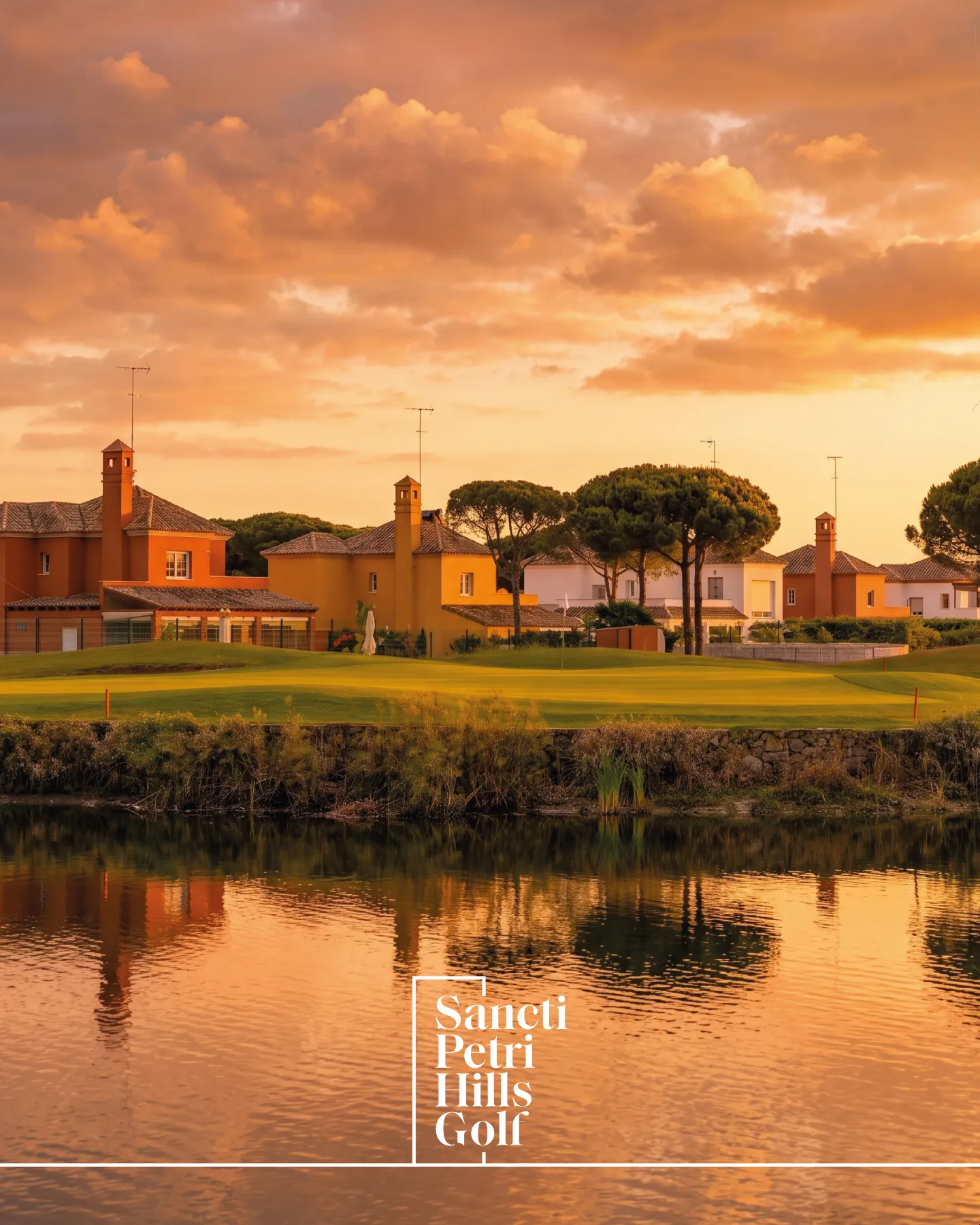 Atardecer sobre el lago y el green de Sancti Petri Hills Golf, el mejor cierre para una jornada de golf sin agobios en Chiclana
