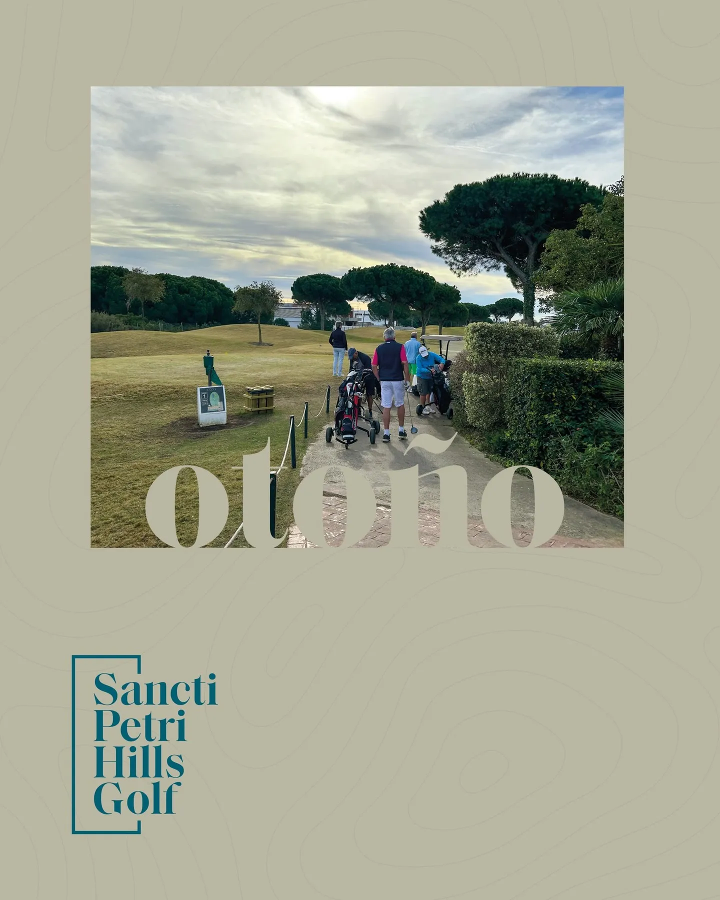 Grupo de amigos con sus carritos junto al tee del hoyo 1 en una mañana de golf en otoño en Sancti Petri Hills