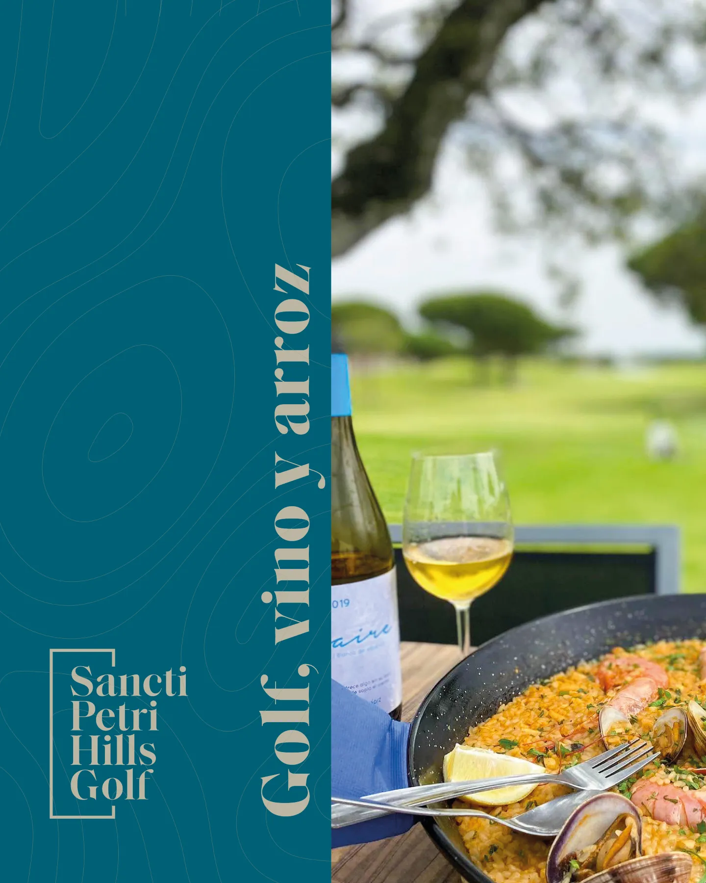 Arroz de marisco y vino blanco en la terraza de La Cabaña de Cecilón, con el campo de Sancti Petri Hills Golf de fondo