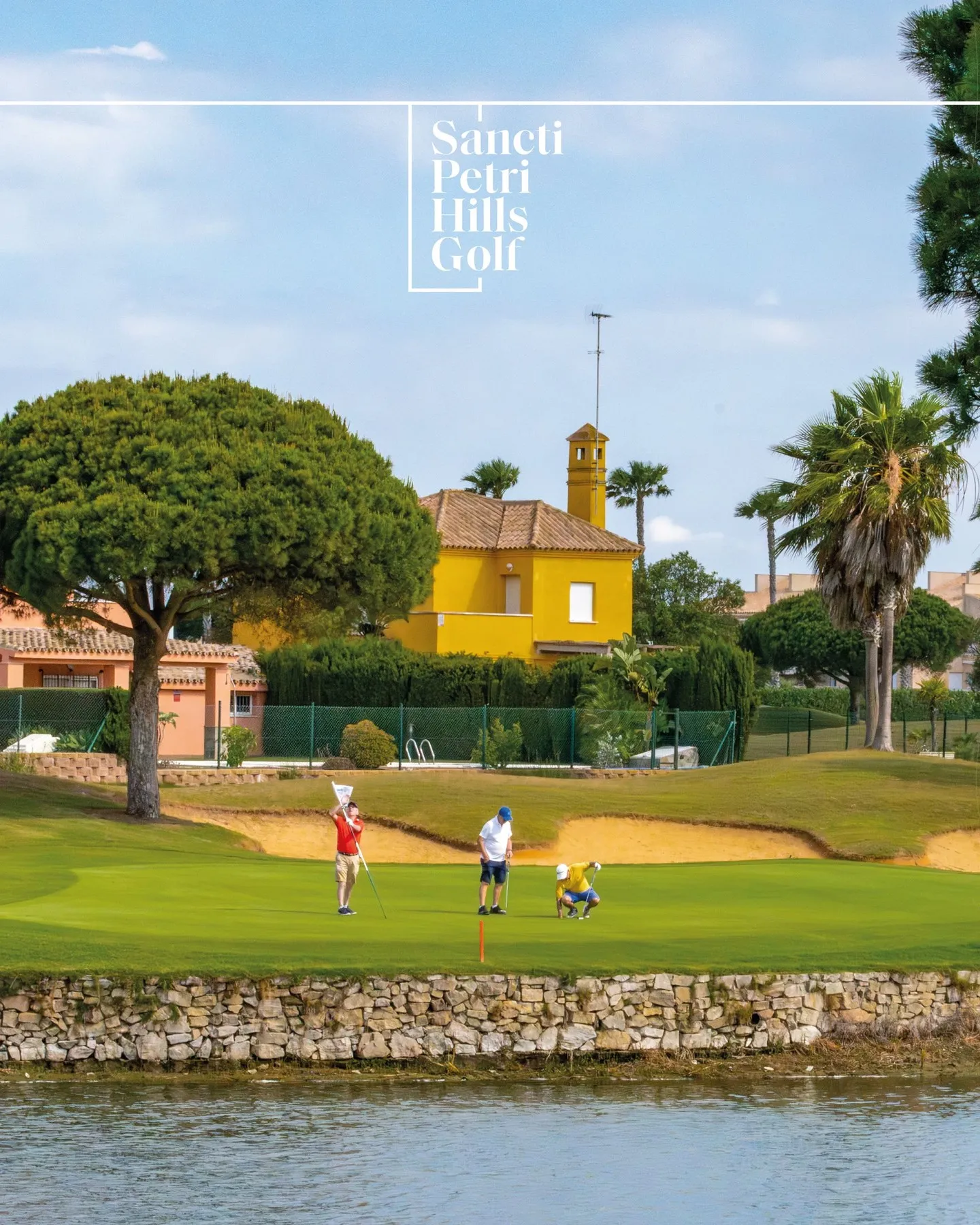 Opiniones de Sancti Petri Hills: golfistas en un green rodeado de agua y búnkeres en Chiclana