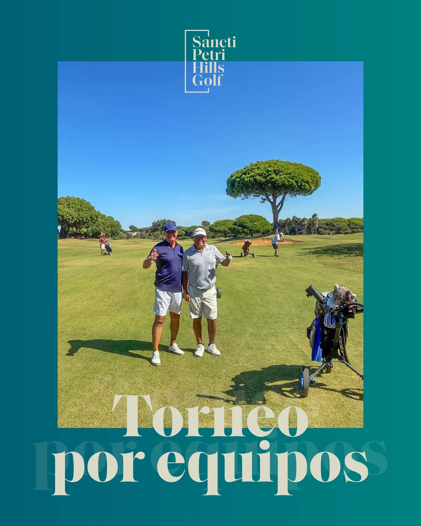Dos jugadores levantan el pulgar en la calle durante el torneo de Sancti Petri Hills Golf