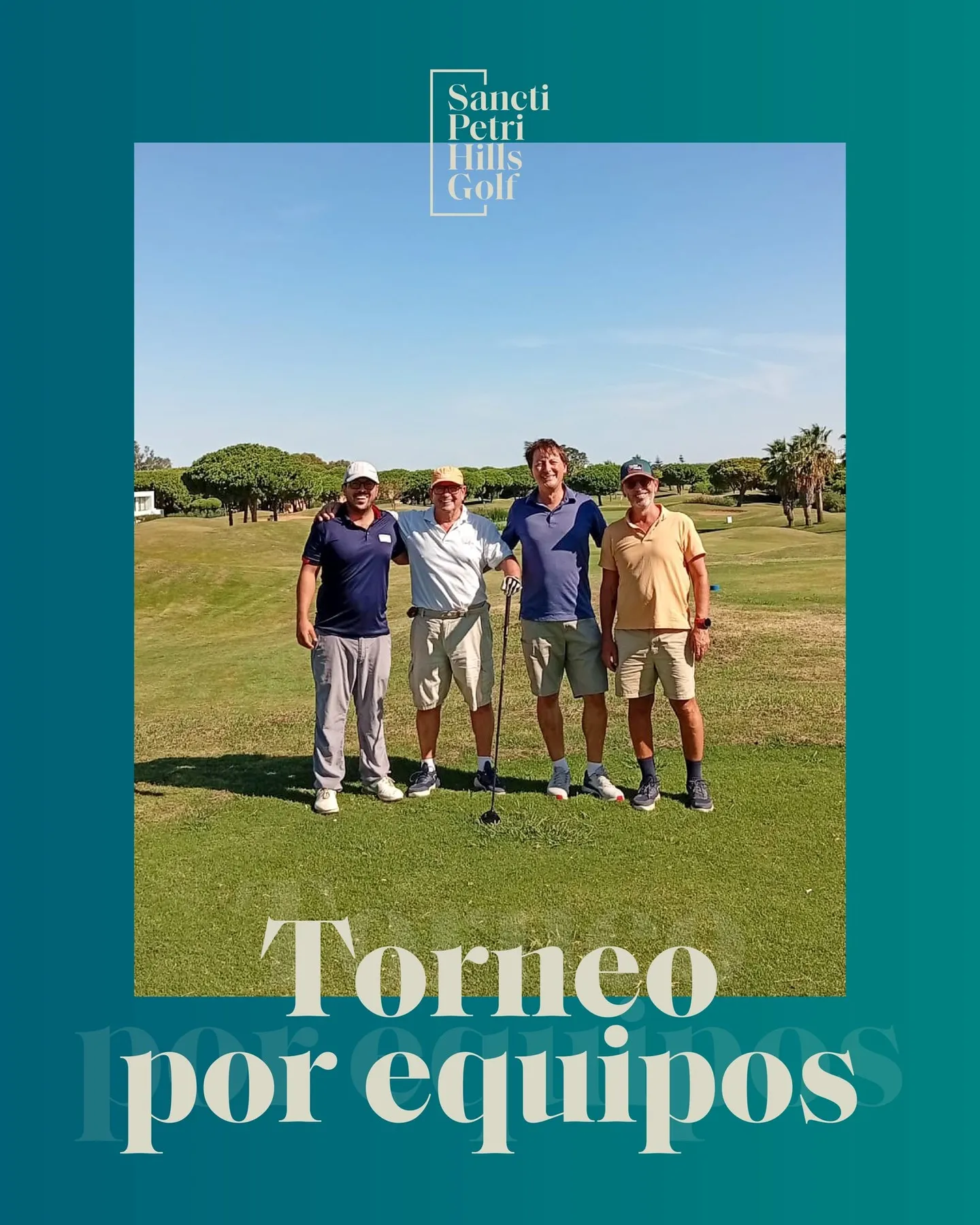 Equipo de cuatro golfistas posando en el tee con el pinar de fondo