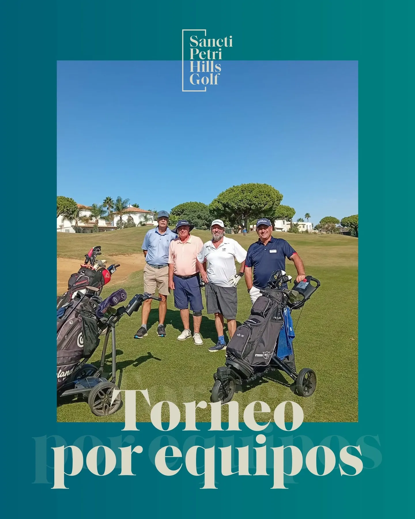 Cuatro jugadores con sus carritos junto a un bunker en Sancti Petri Hills Golf