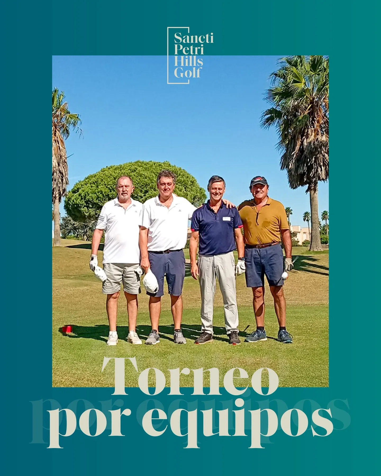 Cuatro golfistas en el tee entre palmeras durante el torneo por equipos