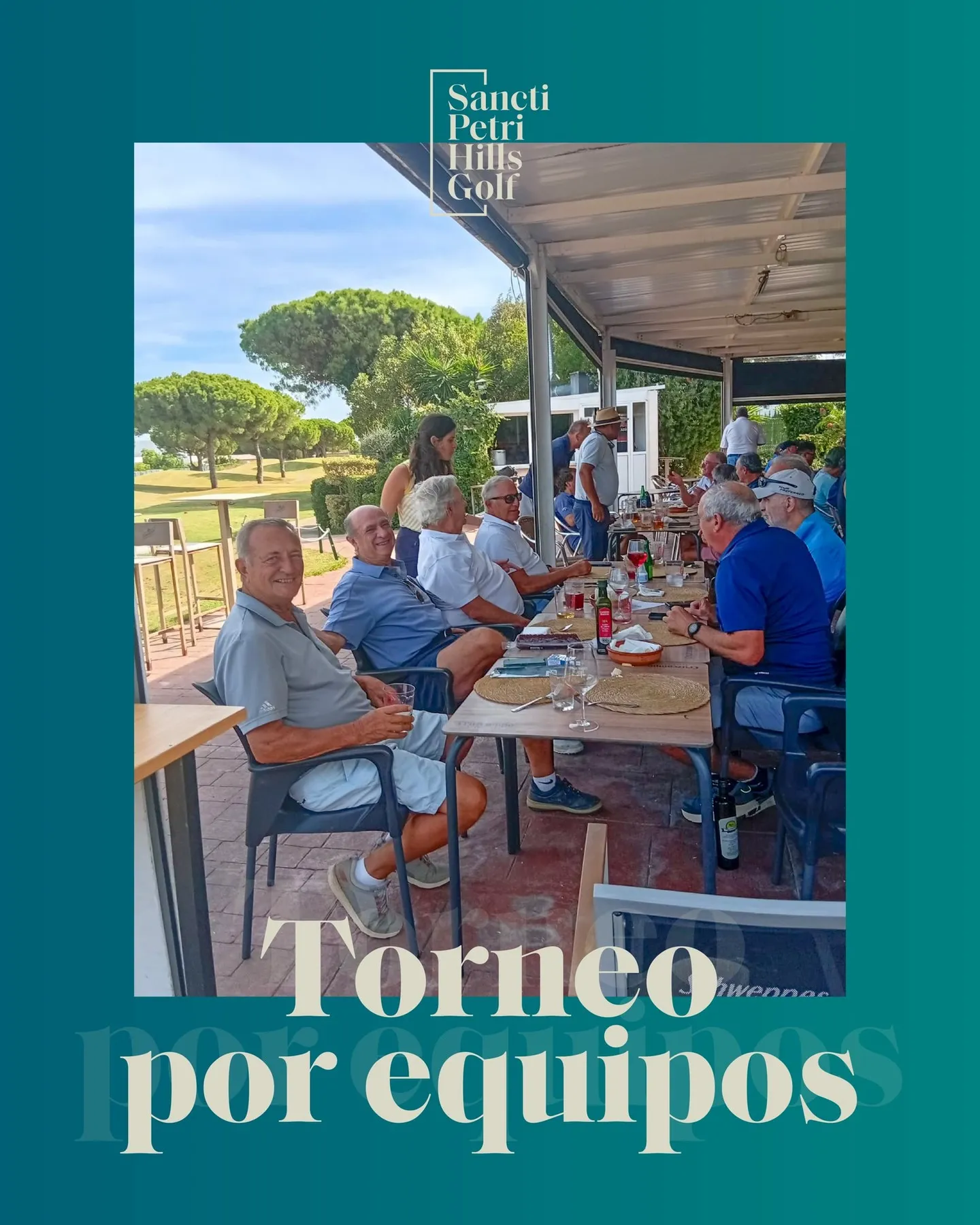 Jugadores comiendo en la terraza cubierta de la casa club tras el torneo por equipos